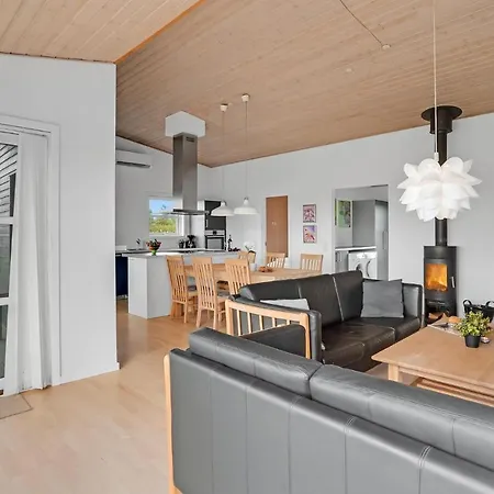 Casa vacanze 4 Bedroom Awesome In Tarm