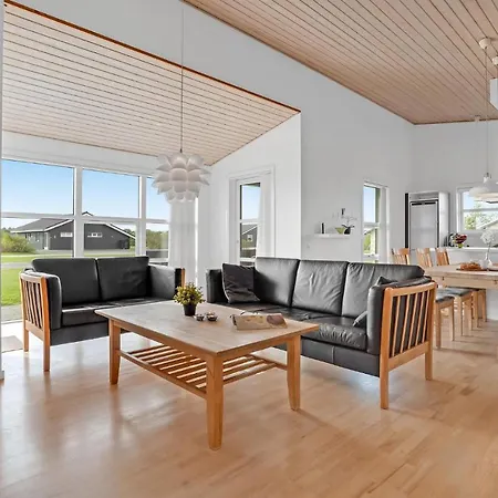 Casa vacanze 4 Bedroom Awesome In Tarm
