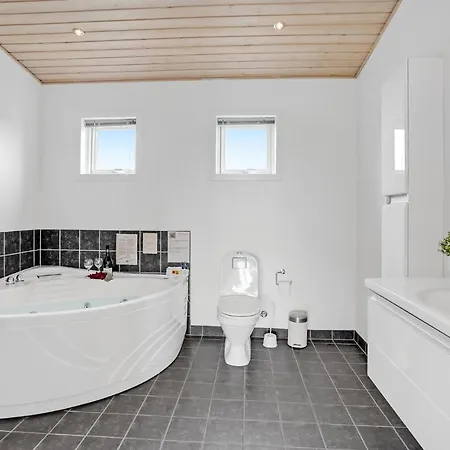 4 Bedroom Awesome In Tarm Casa vacanze